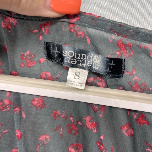 Sound & Matter Gray and Red‎ Floral top - Picture 2 of 6